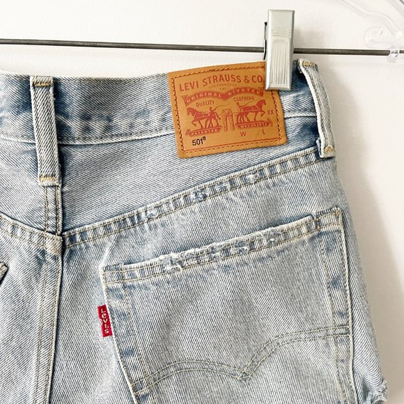 ✨ Light Blue Distressed Jean Shorts | Levi's - Picture 4 of 5
